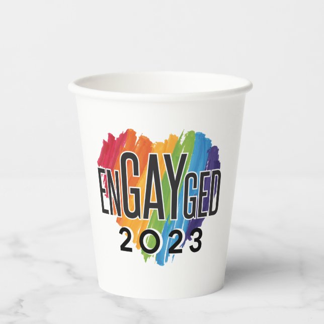 Engayged 2023 Gay Verlobung Rainbow LGBTQ Pride Pappbecher (Vorderseite)
