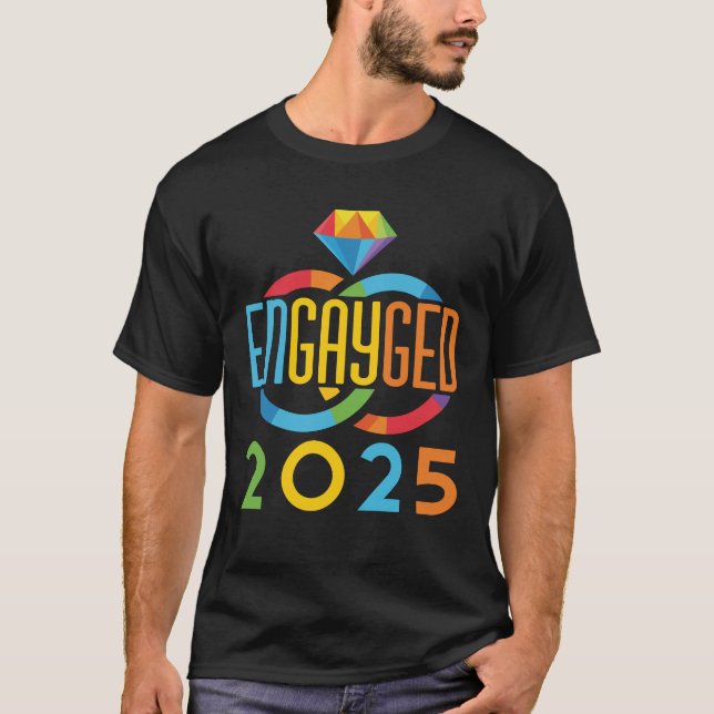 Engayged 2025 Gay Verlobung LGBTQ Rainbow T-Shirt (Vorderseite)