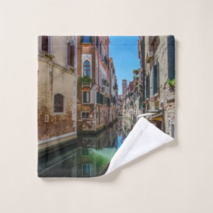 Enge Straße mit Kanal in Venedig Waschlappen