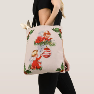 Engel dekorieren den Christbaum