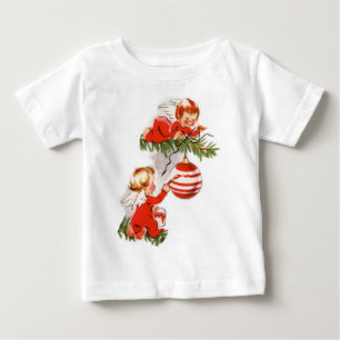 Engel dekorieren den Christbaum Baby T-shirt