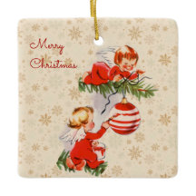 Engel dekorieren den Christbaum