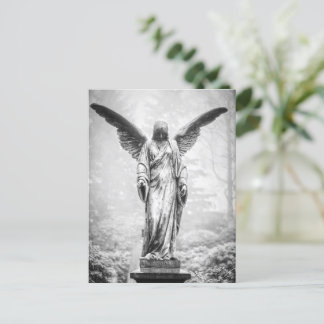Engel mit Skulptur aus ausgestreckten Flügeln Postkarte