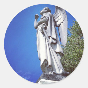 Engel und leuchtend blauer Himmel Runder Aufkleber