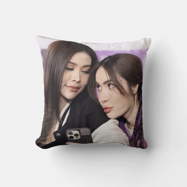 Engfa Waraha & Charlotte Austin Englot Thai GL Kissen (Vorderseite)