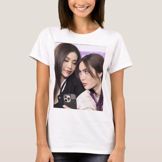 Engfa Waraha & Charlotte Austin Englot Thai GL T-Shirt (Vorderseite)