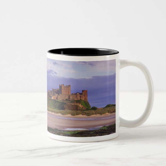 England, Northumberland, Bamburgh Schloss Zweifarbige Tasse (Rechts)