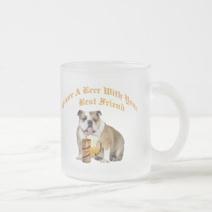 Englische Bulldogge teilt Bier Mattglastasse