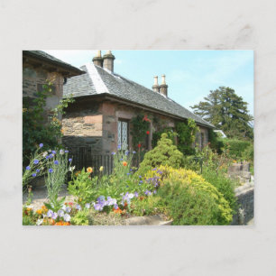 Englische Hütte II mit Blumengartenfotografie Postkarte
