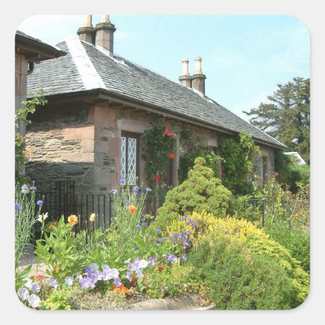 Englische Hütte II mit Blumengartenfotografie Quadratischer Aufkleber (Vorderseite)