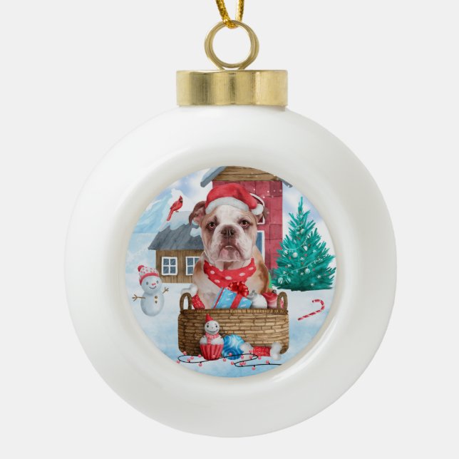 Englischer Bulldog im Schnee Weihnachts-Hundehaus Keramik Kugel-Ornament (Vorderseite)