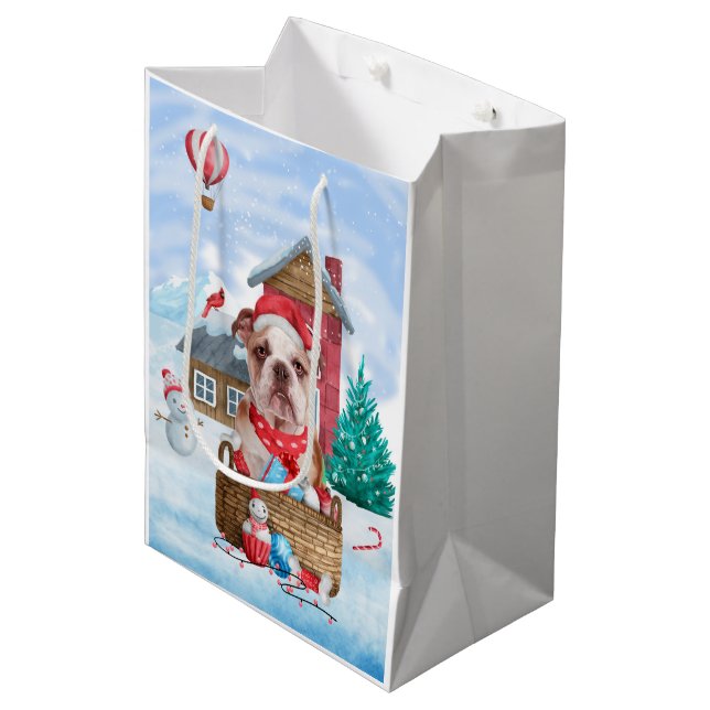 Englischer Bulldog im Schnee Weihnachts-Hundehaus Mittlere Geschenktüte (Vorderseite Schrägansicht)