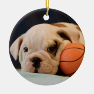 Englischer Bulldoggen-Basketball-Welpe Keramikornament