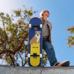 English Bulldog Graphic Personalisiert Skateboard<br><div class="desc">Dieses Skateboard zeigt ein englisches Bulldogge-Set vor einem königsblauen und hellgelben Hintergrund und ist bereit,  mit einem Namen oder einem anderen Text in königsblauer Schrift personalisiert zu werden.</div>