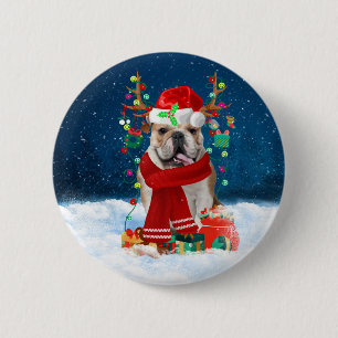 English Bulldog in Snow mit Weihnachtsgeschenken Button