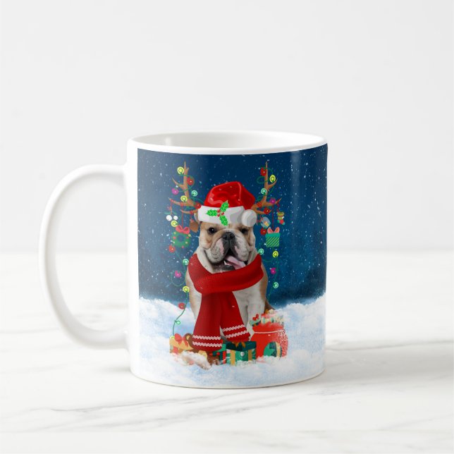 English Bulldog in Snow mit Weihnachtsgeschenken Kaffeetasse (Links)