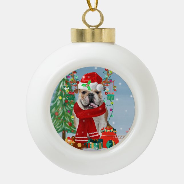 English Bulldog in Snow mit Weihnachtsgeschenken Keramik Kugel-Ornament (Vorderseite)