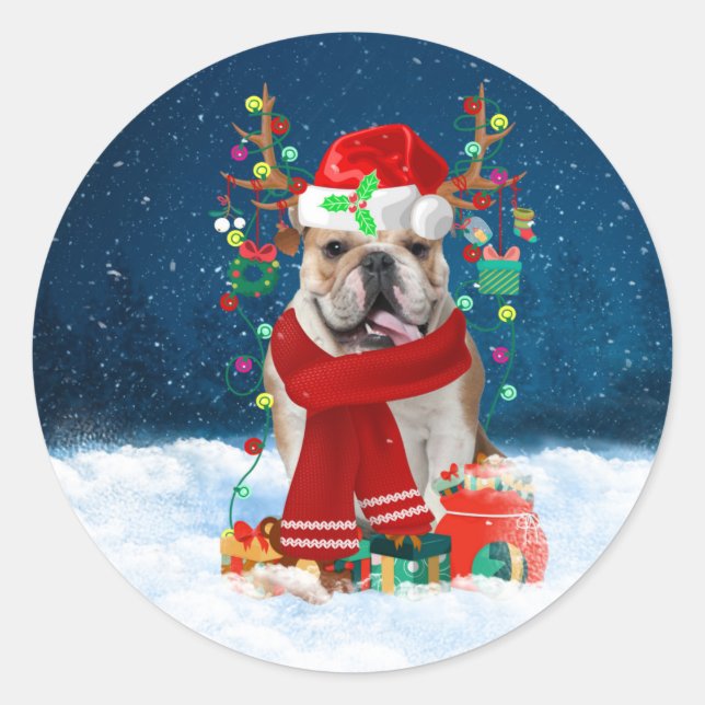 English Bulldog in Snow mit Weihnachtsgeschenken Runder Aufkleber (Vorderseite)