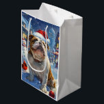 English Bulldog Winter Wonderland Christmas Joy Mittlere Geschenktüte<br><div class="desc">Dieses festliche Design spiegelt den fröhlichen Geist der Urlaubssaison wider und besticht durch ein hübsches Jungtier mit einer Weihnachtsmannmütze. Der Hund ist eingebettet in ein winterliches Wunderland, mit einem Schneemann, einem dekorierten Weihnachtsbaum und wunderschön verpackten Geschenken. Schneeflocken fallen sanft ab und geben der Szene eine magische Touch, während die lebhaften...</div>