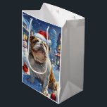 English Bulldog Winter Wonderland Christmas Joy Mittlere Geschenktüte<br><div class="desc">Dieses festliche Design spiegelt den fröhlichen Geist der Urlaubssaison wider und besticht durch ein hübsches Jungtier mit einer Weihnachtsmannmütze. Der Hund ist eingebettet in ein winterliches Wunderland, mit einem Schneemann, einem dekorierten Weihnachtsbaum und wunderschön verpackten Geschenken. Schneeflocken fallen sanft ab und geben der Szene eine magische Touch, während die lebhaften...</div>