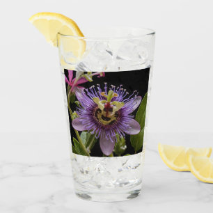 Enigmatic Beauty: Die Lila Passion-Blume Glas