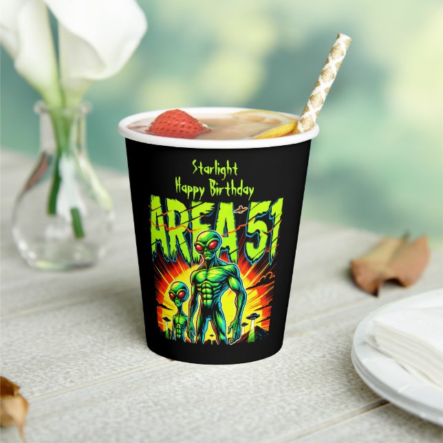 Enigmatische Außerirdischen erscheinen in der Nähe Pappbecher (In Situ)