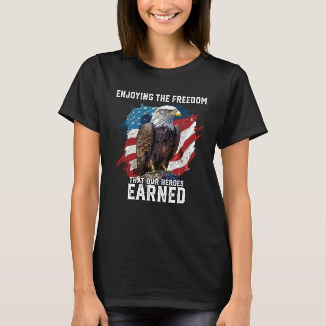 Enjoying The Freedom That Our Heroes Earned Fourth T-Shirt (Vorderseite)