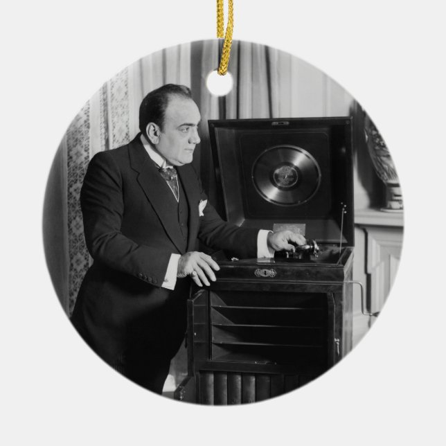 Enrico Caruso mit einem Keramik Ornament (Vorne)
