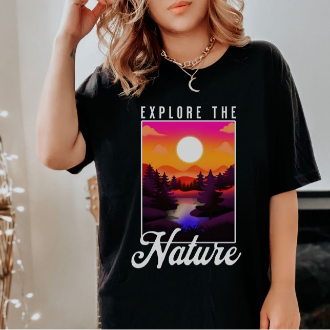 Entdecken Sie die Natur - Berg, Fluss, Sonnenunter T-Shirt (Von Creator hochgeladen)