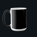 Entdecken Sie hier den Charme eines Vintagen Uhren Verwandlungstasse<br><div class="desc">Tauchen Sie ein in die zeitlose Schönheit eines historischen Uhrenturms,  der in atemberaubendem Schwarz und Weiß eingefangen ist. Bewundern Sie die klassische Architektur und das Stadtbild in fesselnden einfarbigen Farbtönen.</div>