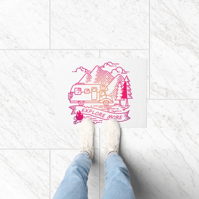 Entdecken Sie mehr Rosa Camper Van Mountain Nature Fußmatte (Indoor)
