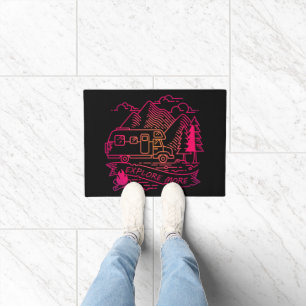 Entdecken Sie mehr Rosa Camper Van Mountain Nature Fußmatte