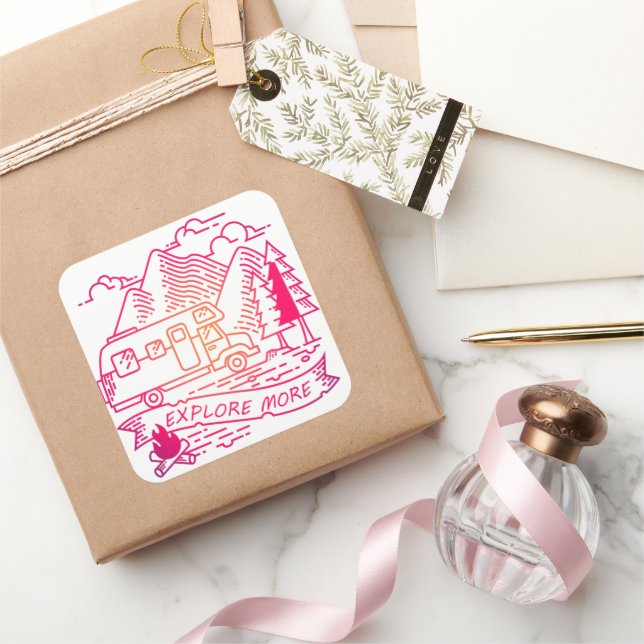 Entdecken Sie mehr Rosa Camper Van Mountain Nature Quadratischer Aufkleber (Schenken)