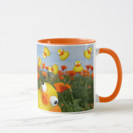 Enten, die auf einer Wiese Mohnblumen aufspringen Tasse