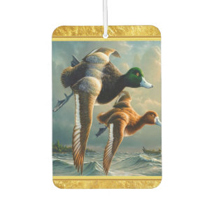 Enten, die über das Meer fliegen Mit einem kleinen Autolufterfrischer