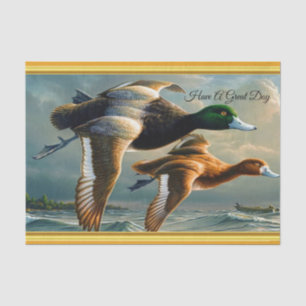 Enten, die über das Meer mit einem kleinen Boot Seidenpapier