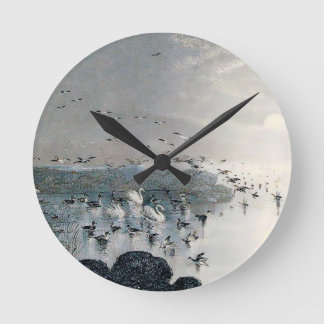 Enten, Mallards und Schwäne am See bei Sonnenunter Runde Wanduhr