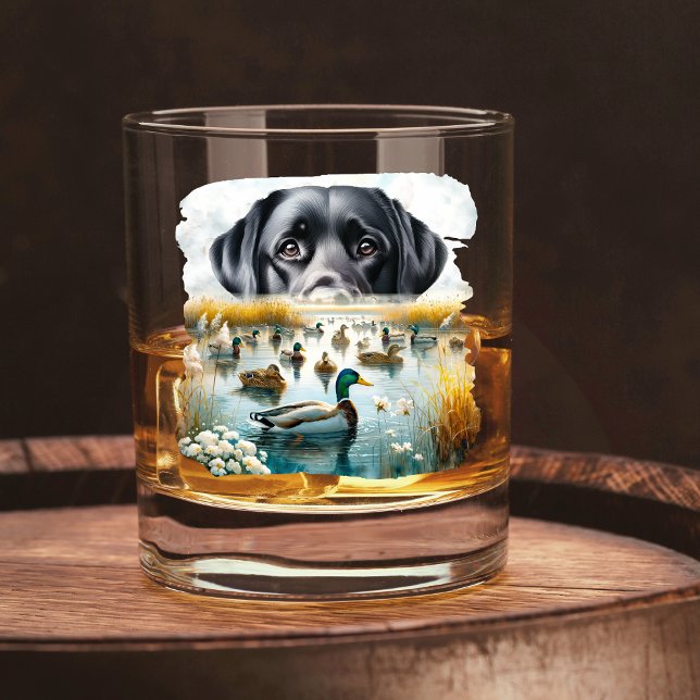 Entenjagd Loyal Retriever Mallard Marsh Whiskyglas (A Black Labrador Retriever Duck Hunting Marsh Whiskey Glass.)