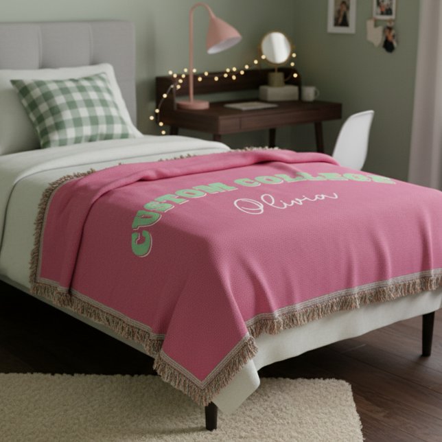 Entfernen Sie die Markierung für benutzerdefiniert Decke (Stay cozy in your college dorm with this Pink Retro Bold Custom College Name Blanket!)