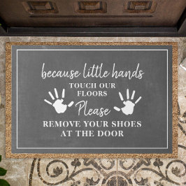 Entfernen Sie die Schuhe mit kleinen Handschuhen. Fußmatte