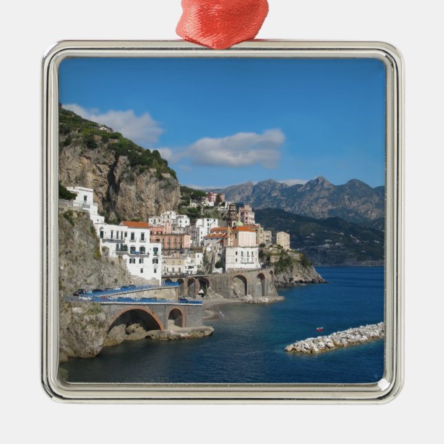 Entfernte Ansicht von Atrani auf Amalfi-Küste Ornament Aus Metall (Vorne)