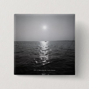 Entferntes Boot auf Ozean Button