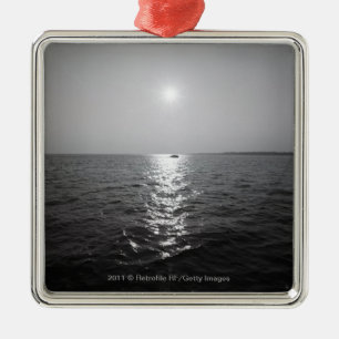 Entferntes Boot auf Ozean Silbernes Ornament
