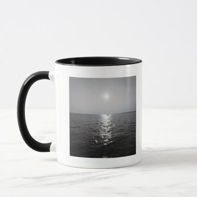 Entferntes Boot auf Ozean Tasse (Links)