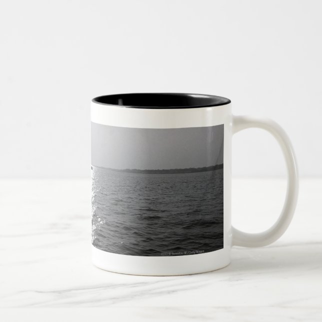 Entferntes Boot auf Ozean Zweifarbige Tasse (Rechts)