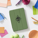 Entfliehen Sie dem iPad Green iPad Pro Cover<br><div class="desc">Handgezeichnet Abzeichen-Abbildung mit Bergen,  Sonnenstrahlen und dem Wort "Flucht" und Vögeln.</div>