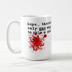Enthäuten Sie eine Katzen-blutige lustige Tasse