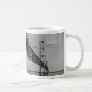 Entlang der Mackinac-Brücke Grayscale Kaffee-Tasse Kaffeetasse