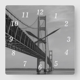 Entlang der Mackinac-Brücke Grayscale Wall Clock Quadratische Wanduhr