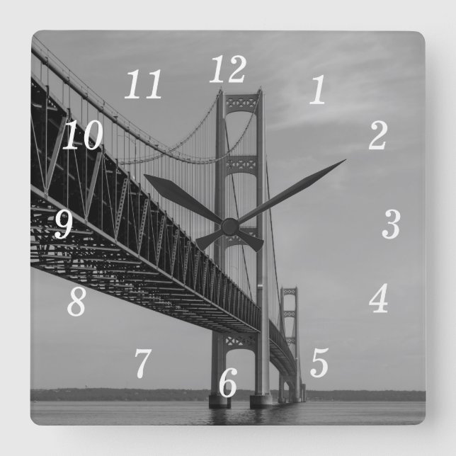 Entlang der Mackinac-Brücke Grayscale Wall Clock Quadratische Wanduhr (Vorderseite)
